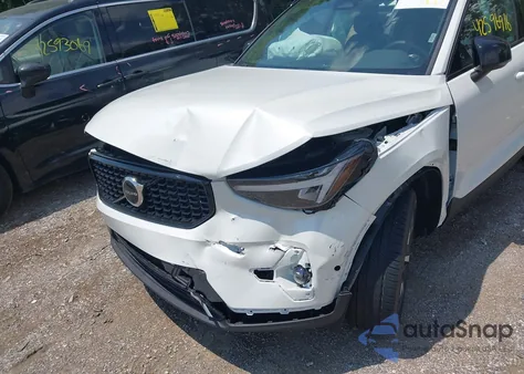 2025 Volvo Xc40 B5 Plus Dark Theme z USA, uszkodzony, nr VIN YV4L12UC9S2582694